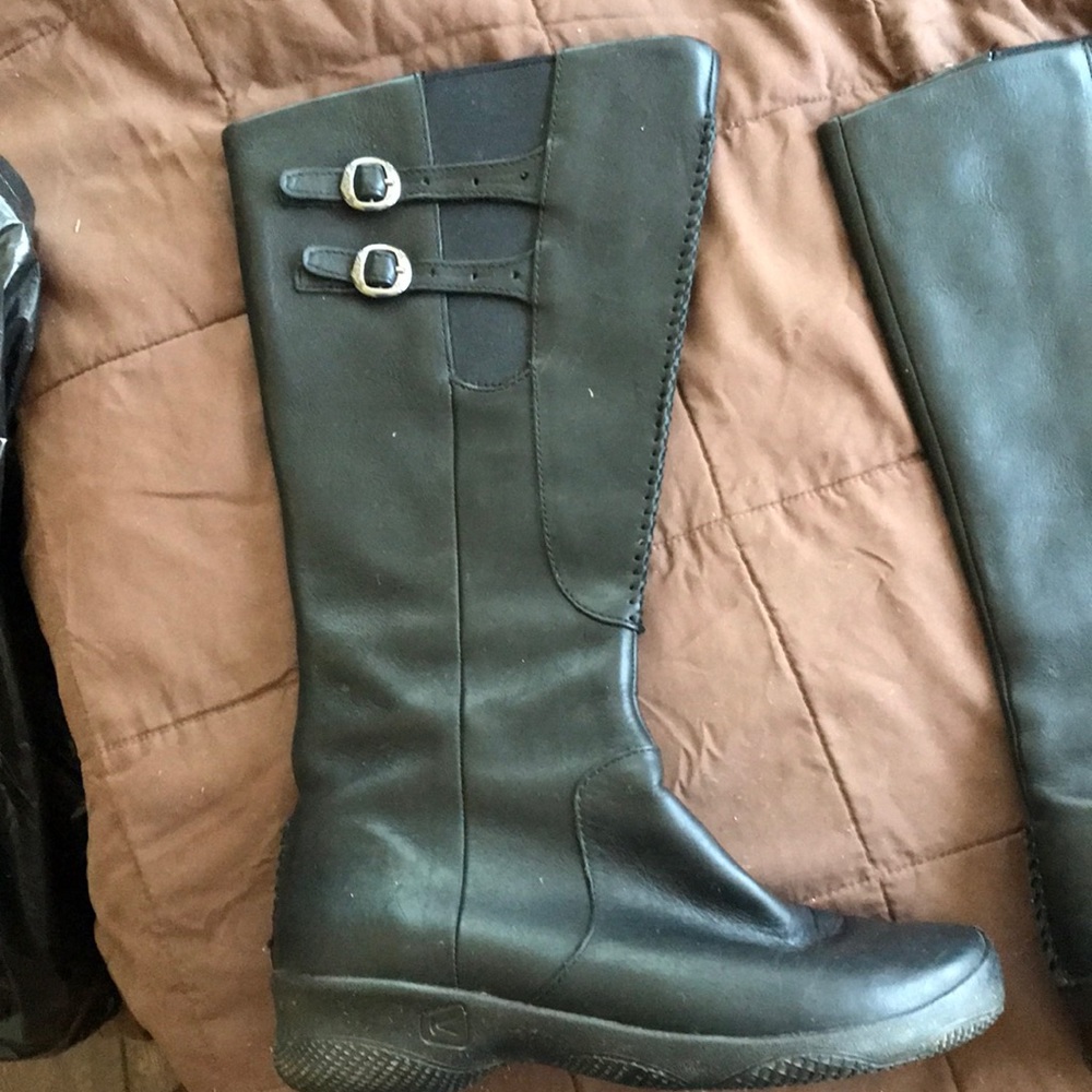Keen black leather boots